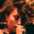 RAYE: Publica nuevo disco, 'This music may contain hope.' RAYE