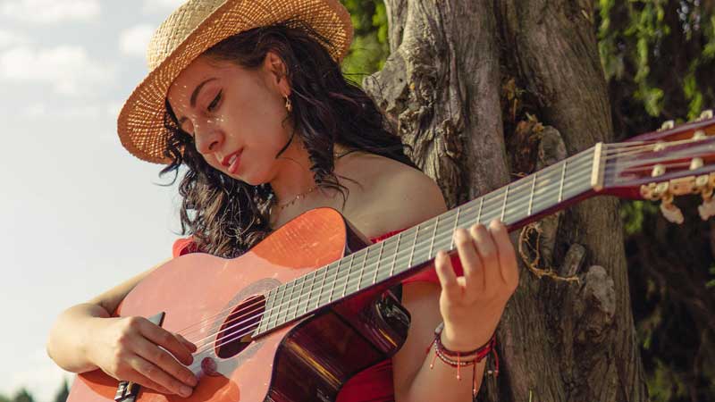 Mujer tocando la guitarra