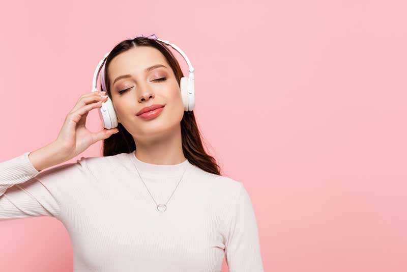 Mujer feliz con auriculares