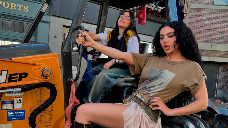 Billie Eilish y Charli XCX en modo 'Guess'