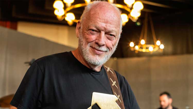 David Gilmour celebrando un nuevo número 1 en listas británicas