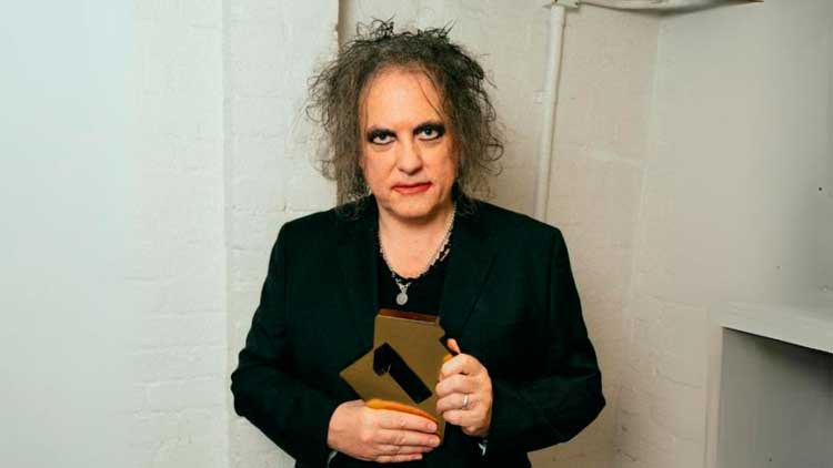 Robert Smith celebra el nuevo número 1 de The Cure en la lista británica de álbumes