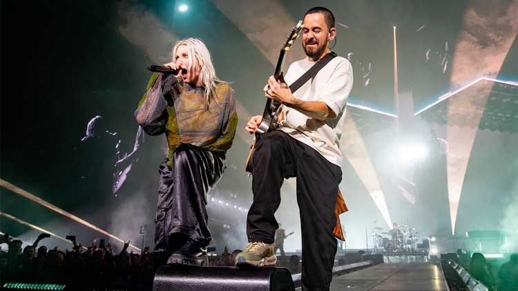 Emily Armstrong y Mike Shinoda de Linkin Park en La Défense Arena de París, el 3 de noviembre de 2024