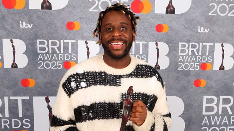 Myles Smith con el premio de los Brits 2025 diseñado por Gabriel Moses