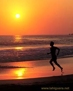 Corriendo en la playa. Ixtapa, Mexico