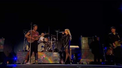 Coldplay hace el 'Magic' con Sabrina Carpenter