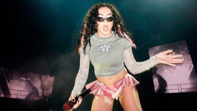 Charli XCX número 1 en discos en Reino Unido con 'Brat'